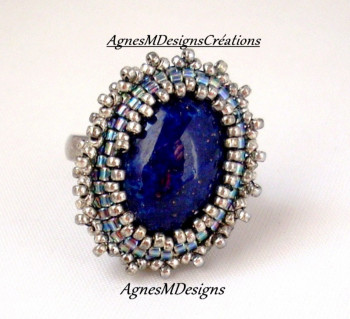 Œuvre contemporaine nommée « Bague brodée à l'aiguille bleu nuit pailleté argent », Réalisée par ETSMORLETMAGNESMDESIGNSOFFICIELLE