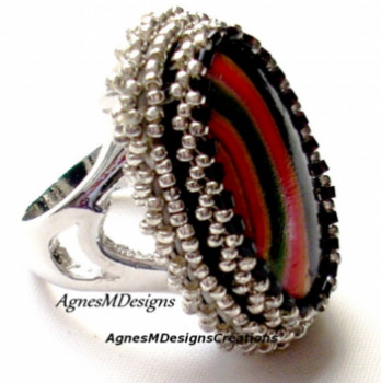 Œuvre contemporaine nommée « Bague brodée bayadère abstraite rubanée multicolore », Réalisée par ETSMORLETMAGNESMDESIGNSOFFICIELLE