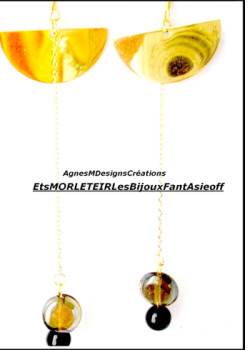 Œuvre contemporaine nommée « Boucles d'oreilles demi-lune en acier doré et perles de verre anthracite », Réalisée par MORLETAGNèSSéVERINEAMDESIGNSDEGOFF