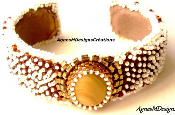 Œuvre contemporaine nommée « Bracelet manchette brodé en perles japonaises Yuki », Réalisée par ETSMORLETMAGNESMDESIGNSOFFICIELLE