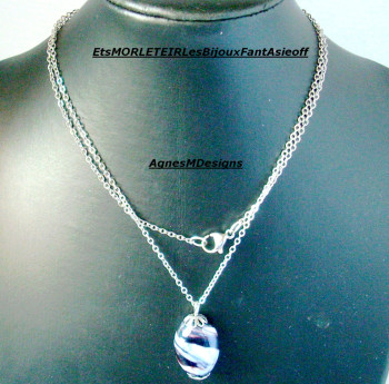 Œuvre contemporaine nommée « Collier chaîne pendentif en acier et en perles lampwork en verre noire et blanche fermeture par mousqueton », Réalisée par MORLETAGNèSSéVERINEAMDESIGNSDEGOFF