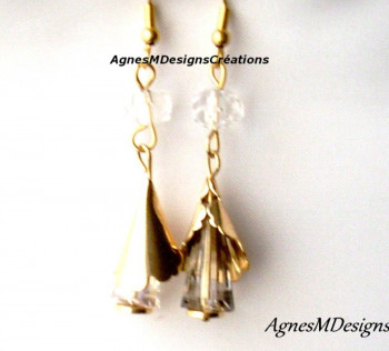 Œuvre contemporaine nommée « Boucles d'oreilles design dorées en perles de verres facettée transparentes », Réalisée par ETSMORLETMAGNESMDESIGNSOFFICIELLE