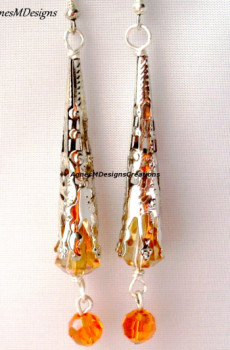Œuvre contemporaine nommée « Boucles d'oreilles fantaisies en perles de métal cônes ajourées tibétaines et perles de verre orange », Réalisée par ETSMORLETMAGNESMDESIGNSOFFICIELLE