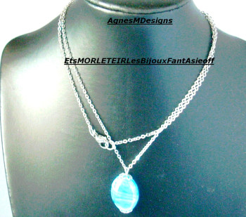 Œuvre contemporaine nommée « Collier pendentif minimaliste en perle de verre lampwork indienne sur chaîne en acier fine », Réalisée par AGNESMDESIGNSCRéATIONS
