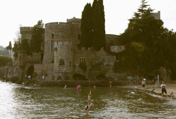 Œuvre contemporaine nommée « Baignade à la Napoule », Réalisée par BART