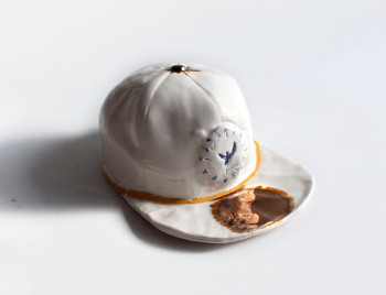 Œuvre contemporaine nommée « Casquette de Porcelaine », Réalisée par JARIKU