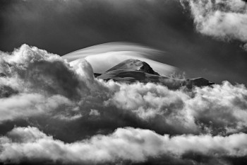 Œuvre contemporaine nommée « Un géant émerge des nuages », Réalisée par HENRY AUSLOOS