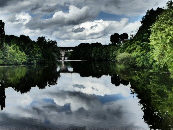 Œuvre contemporaine nommée « La Vienne d'étain. La photo a été prise un jour de pluie, ciel couvert, ce qui restituent ces reflets étamés. Lumix 300 Panasonic. Filtre Art. Recadrée. », Réalisée par CHARLOTTE JARRAUD