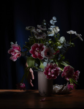 Œuvre contemporaine nommée « Bouquet à la main », Réalisée par éMILIE LEBEUF