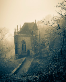 Œuvre contemporaine nommée « chapelle Sainte Barbe dans la brume », Réalisée par YANN LEMéE