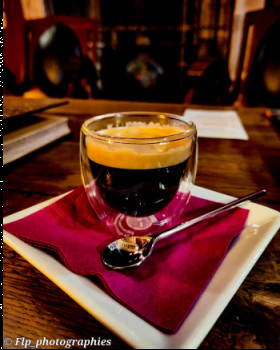 Œuvre contemporaine nommée « Le café au bureau », Réalisée par FLP_PHOTOGRAPHIES