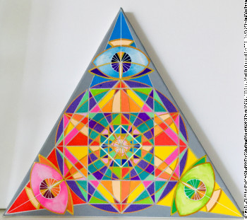 Œuvre contemporaine nommée « Triangle aux regards », Réalisée par MYCY