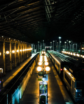 Œuvre contemporaine nommée « L’attente en gare », Réalisée par FREDERIC CHEVALIER