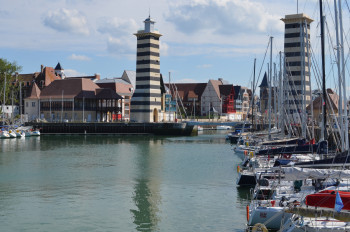 Œuvre contemporaine nommée « Deauville - Le port », Réalisée par B2L