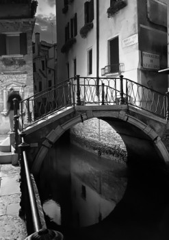 Œuvre contemporaine nommée « Il ponte del silenzio », Réalisée par LAURENCE CLAUSSE