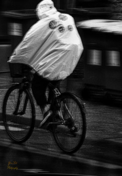 Œuvre contemporaine nommée « Le cycliste sous la pluie. », Réalisée par YVES FETU