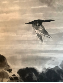 Œuvre contemporaine nommée « cormoran en vol au dessus de rochers noirs », Réalisée par LUCA SIMONINI
