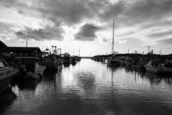 Œuvre contemporaine nommée « Le port en noir et blanc », Réalisée par MARIE LABARTHE-PON