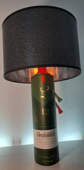 Œuvre contemporaine nommée « LAMPE DE BAR "GLENFIDDISH" », Réalisée par AKKART-DECOBOIS.COM