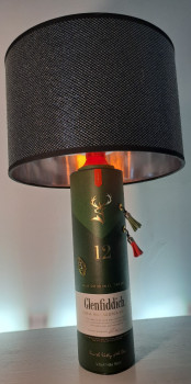 Œuvre contemporaine nommée « LAMPE DE BAR "GLENFIDDISH" », Réalisée par AKKART-DECOBOIS
