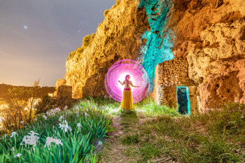 Œuvre contemporaine nommée « Le rocher de Cotignac peint à la lumière », Réalisée par RAPHAëL JOLY