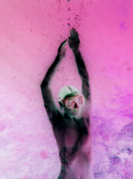Œuvre contemporaine nommée « Pink Diver », Réalisée par VEKA KOESTINGER