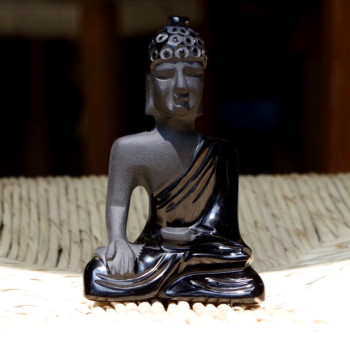 Œuvre contemporaine nommée « Bouddha Siddharta Gautama taillé pierre semi precieuse obsidienne noire méditation spiritualité », Réalisée par MIROIR PLANéTAIRE BLANC