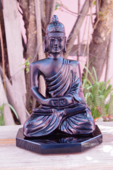 Œuvre contemporaine nommée « sculpture Bouddha Siddharta Gautama en pierre fine obsidienne noire du Mexique », Réalisée par MIROIR PLANéTAIRE BLANC