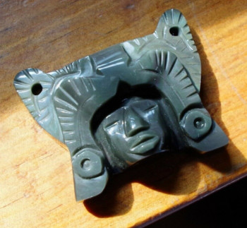 Œuvre contemporaine nommée « Masque Aztèque Maya JAguar Visage amérindien pendentif Mexicain pierre obsidienne oeil celeste », Réalisée par MIROIR PLANéTAIRE BLANC