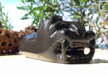 Œuvre contemporaine nommée « Jaguar Pipe de collection cérémoniale sculptée pierre obsidienne du MExique », Réalisée par MIROIR PLANéTAIRE BLANC