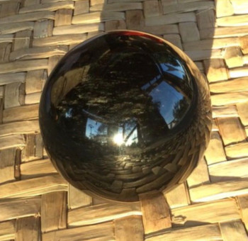 Œuvre contemporaine nommée « Grande Sphère sculptée en obsidienne naturelle du Mexique 12cm  Boule de cristal », Réalisée par MIROIR PLANéTAIRE BLANC