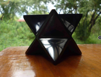 Œuvre contemporaine nommée « étoile merkaba kundalini chakras feng shui puissante pierre obsidienne harmoniseur d'energies », Réalisée par MIROIR PLANéTAIRE BLANC