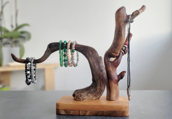 Œuvre contemporaine nommée « Support bijoux », Réalisée par HANG ON RECYCLAGE