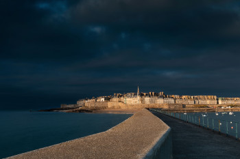 Œuvre contemporaine nommée « Remparts Saint-Malo », Réalisée par PIERRE PITON