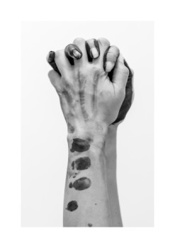 Œuvre contemporaine nommée « Mains enlacées », Réalisée par AUTHENTIQUE PHOTOGRAPHIE