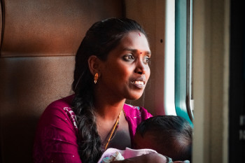 Œuvre contemporaine nommée « Jeune femme et son bébé dans le train pour Kandy, Sri Lanka », Réalisée par THOMAS SINDOU