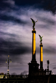 Statue dans le ciel de Prague Sur le site d’ARTactif