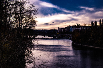 Œuvre contemporaine nommée « Vue d'ensemble des rives du fleuve a Prague », Réalisée par MARION BORELLE