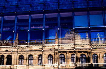 Relfexion d'un immeuble a Prague Sur le site d’ARTactif