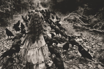 Œuvre contemporaine nommée « Lili and the ravens », Réalisée par MIGUEL DUVIVIER