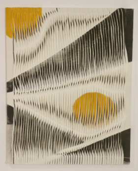 Œuvre contemporaine nommée « Tableau sculpture textiles  effet de vague et de relief par plissage coloris charbon et jaune Contemporain.  Réf  SUNNY », Réalisée par YASMINA KIJEK