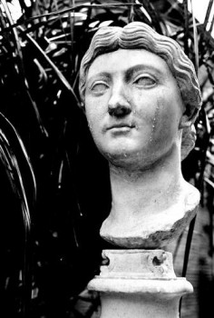 Œuvre contemporaine nommée « Statue en pleurs - Toulouse », Réalisée par SARCIE