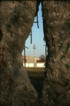Œuvre contemporaine nommée « 1990 Berlin der Fernsehturm  », Réalisée par LAURENT TCHEDRY