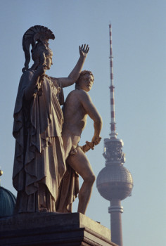 Œuvre contemporaine nommée « 1993 Ost-Berlin Unter den Linden », Réalisée par LAURENT TCHEDRY