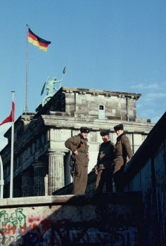 Œuvre contemporaine nommée « 1989 Berlin Brandenburger Tor Vopos », Réalisée par LAURENT TCHEDRY