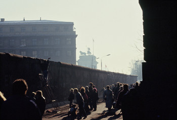 Œuvre contemporaine nommée « 1989 Berlin derrière le Reichstag », Réalisée par LAURENT TCHEDRY