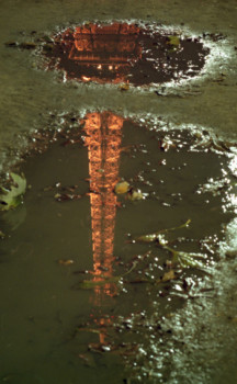 Œuvre contemporaine nommée « reflet Tour Eiffel dans une flaque d'eau », Réalisée par SARCIE
