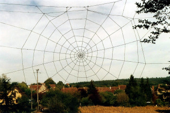 Œuvre contemporaine nommée « ( l'unité du monde) à Liorac sur Louyre », Réalisée par JEAN-PIERRE TAUZIA