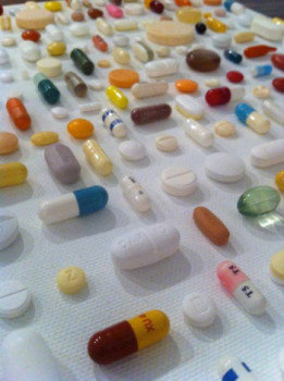 Œuvre contemporaine nommée « Médicollage », Réalisée par STéPHANE GAUTIER