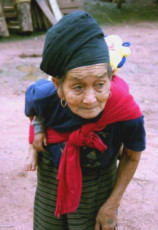 vieille-femme-poonoy-de-90-pintemps-origine-chinoise-region-phongsaly